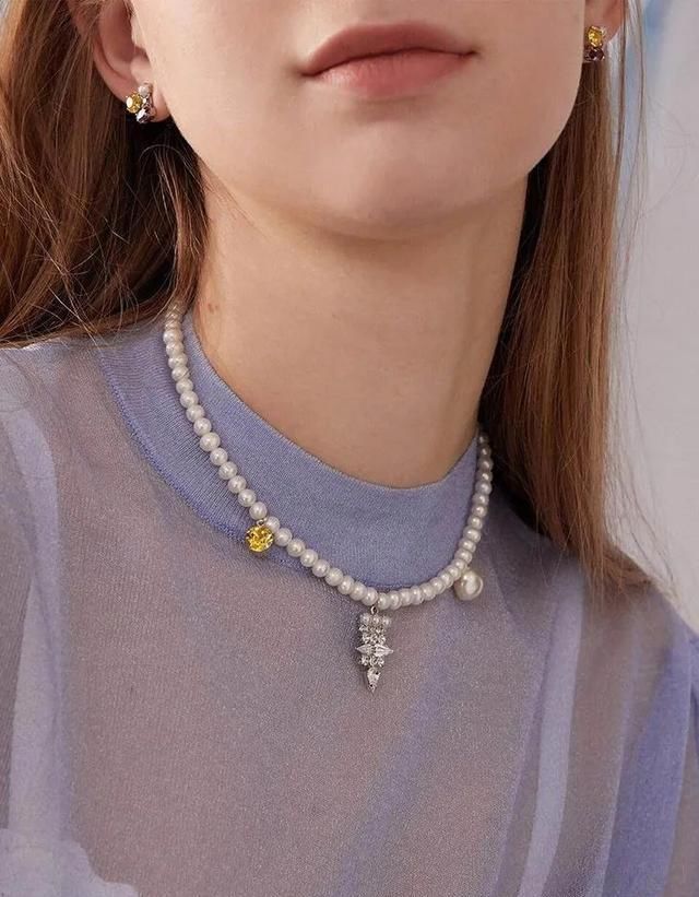  时髦■时髦办｜Jennie的珍珠项链那么多，还硬要和妈妈抢着戴这一条？