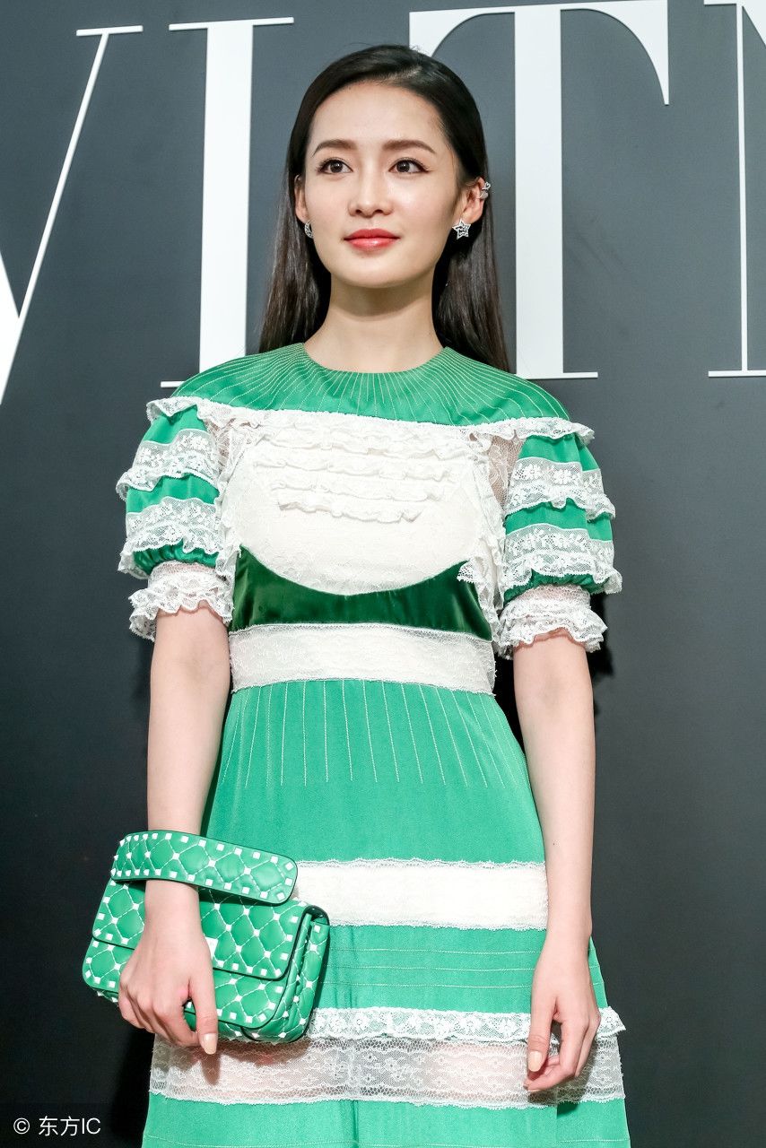 李沁出席活动，高跟鞋里穿袜子，这是啥操作?网友:我沁厉害了