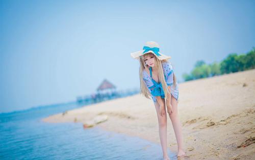 细腰长腿小姐姐,身着时尚的泳衣,好看又性感,身段展现优雅 !