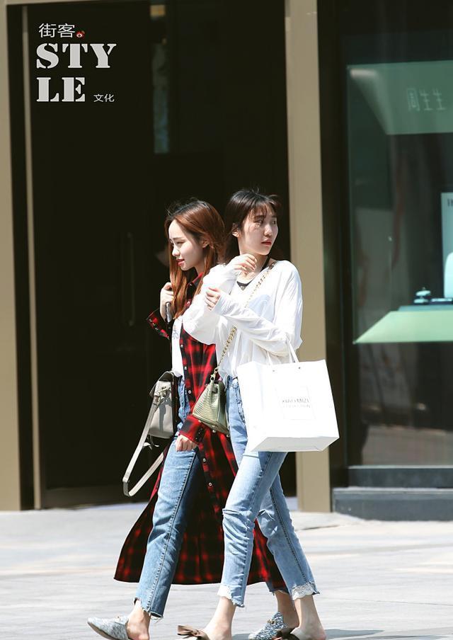 路人街拍：小姐姐是白色控和粉色控吧，吊带短裙无比清爽