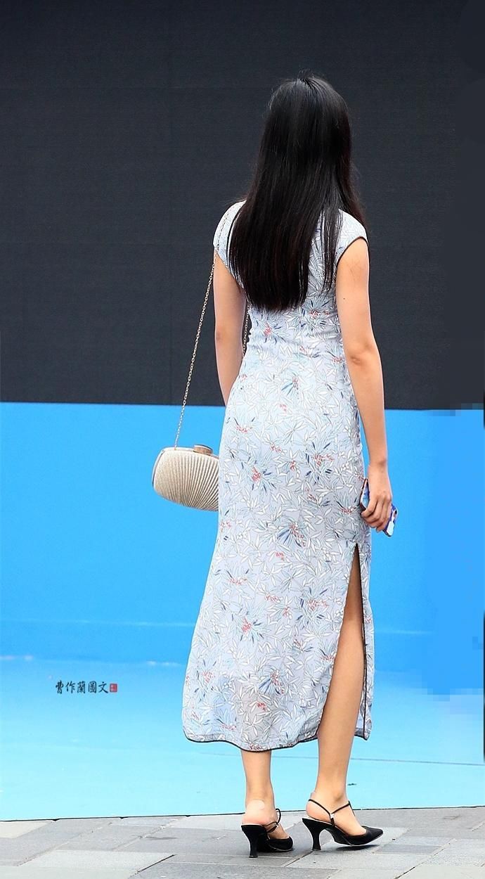 街拍:穿真丝连衣裙的美女，有一种不可名状的优雅