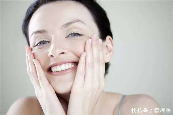 早晨洗脸水中加点它，60岁不长斑和皱纹！