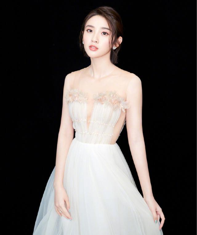 唐艺昕真厉害！透明鞋+小香风连衣裙，网友：一般人还真不敢穿