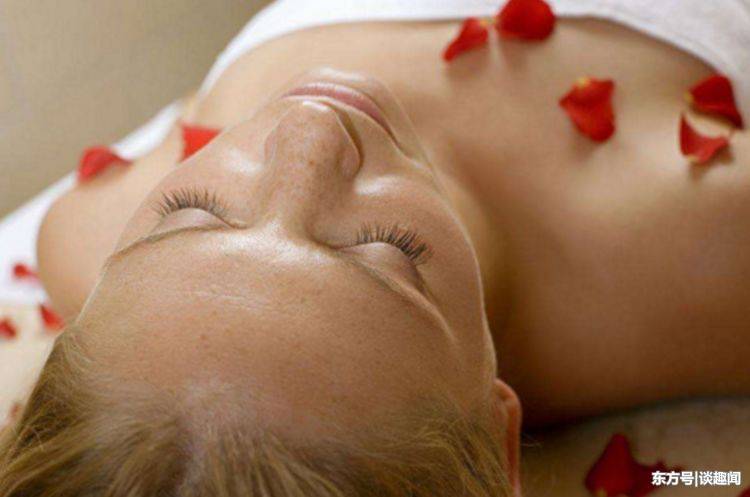 英国一女孩化妆成瘾，就连男友都没有见过她的素颜