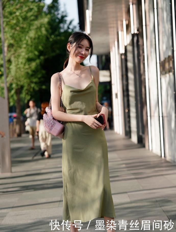  【小姐姐】街拍美女：时尚靓丽的小姐姐，紧身裙穿搭，优雅又性感！