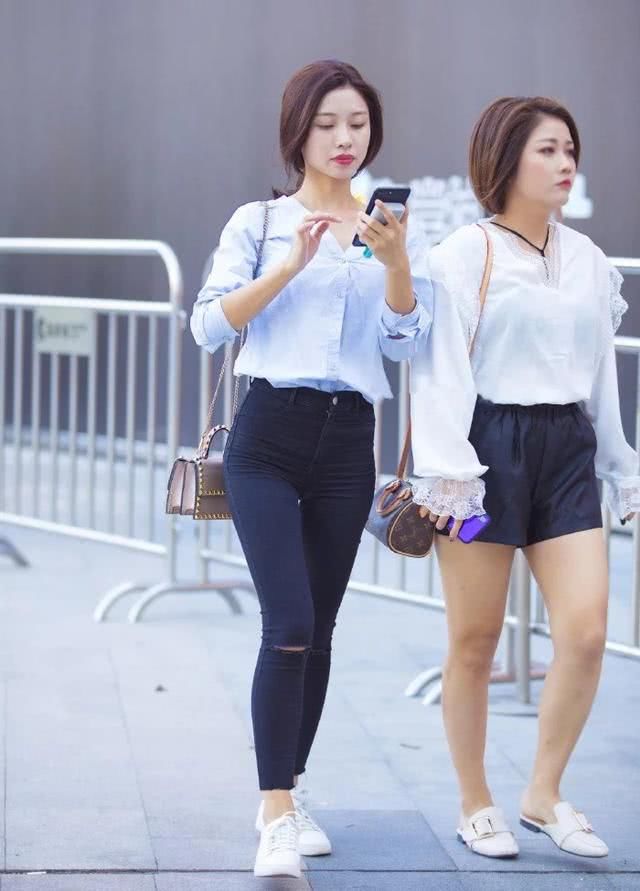 简直|时尚装扮：娇小美丽小姐姐配上黑色牛仔裤简直美出天际了！