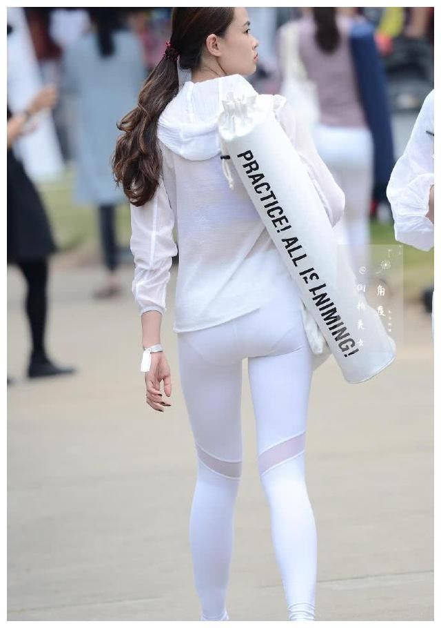 美图：谁说上了年纪的女的没女人味，这几位紧身裤熟女就很不错！