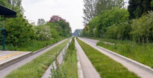 公交车跑上铁路，时速达到90公里，就在英国剑桥！