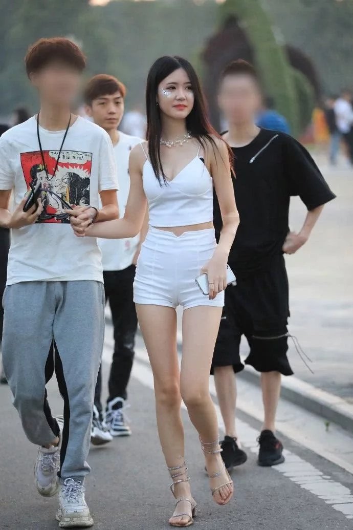 气质小姐姐穿白色套装，吊带衣的性感，热裤的紧绷，每一样都美的