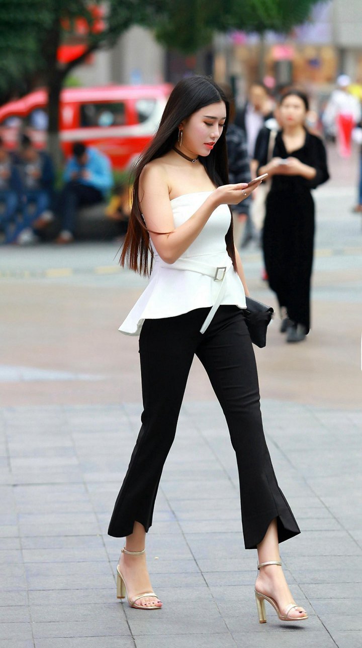 穿白色抹胸裙的小姐姐，优雅又迷人！