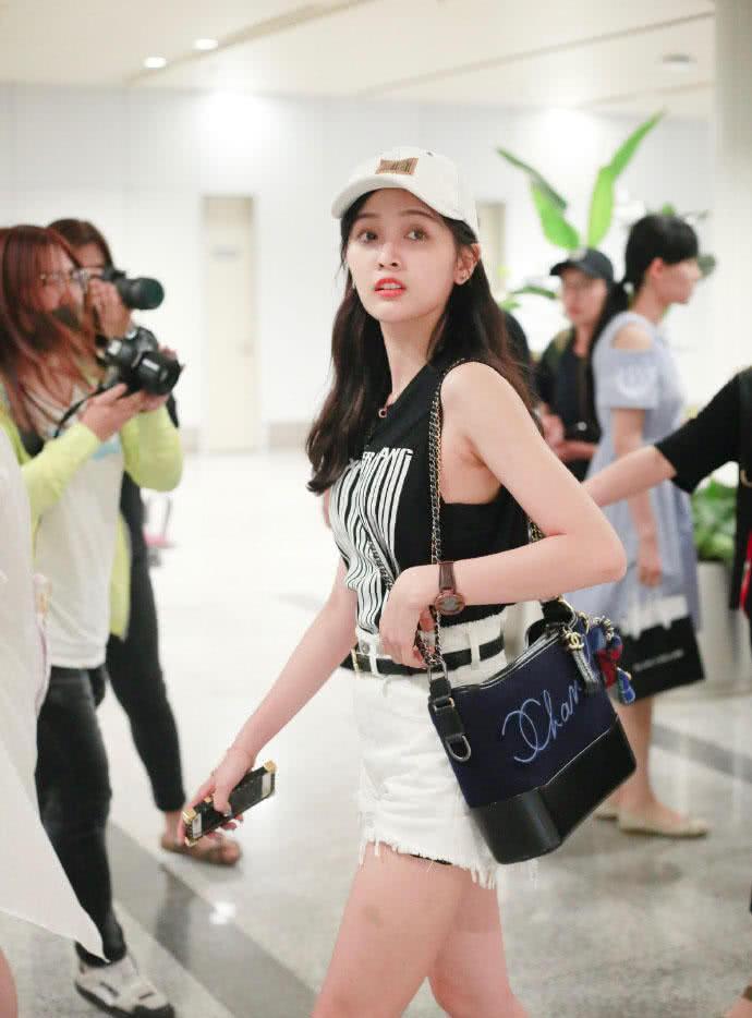 吴宣仪白色短裤紧成倒三角，网友：那黑色露出来的是啥！