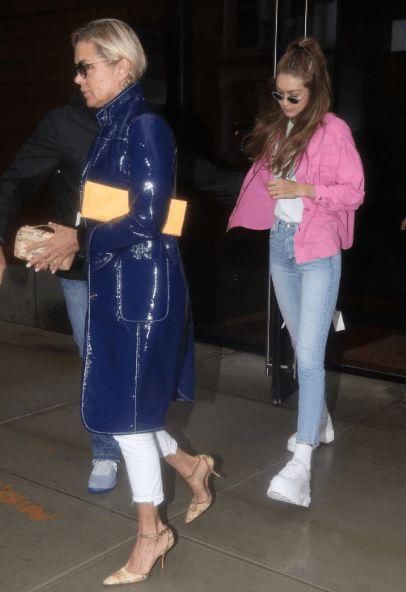 维密Gigi不走酷炫风?穿粉外套和妈妈出街，大长腿是遗传妈妈啊