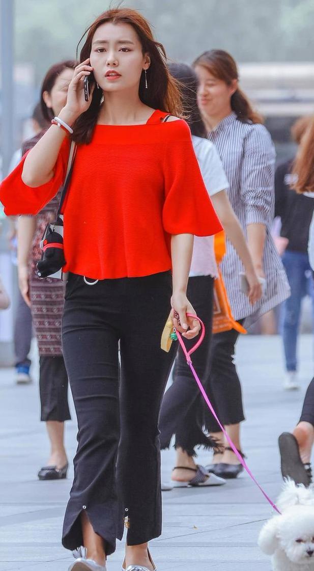 街拍美女：气质小姐姐带着儿子逛街，紧身裤勾勒出迷人曲线