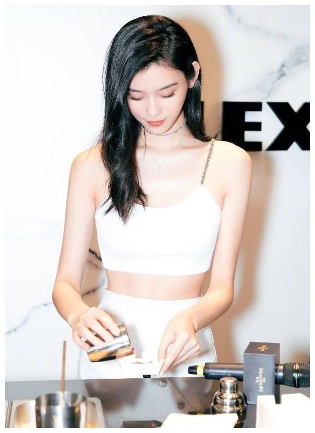 奚梦瑶真是飘了，撞上165cm吴谨言，超模身材输得一塌糊涂！