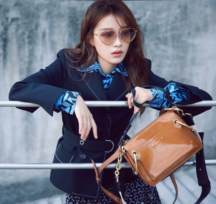 孙怡和赵薇尴尬撞衫，一个穿成少女一个穿成大妈，年轻就是好啊！