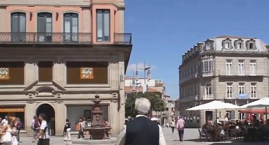 西班牙有一座没有私家车的城市，出门靠走开车会被重罚