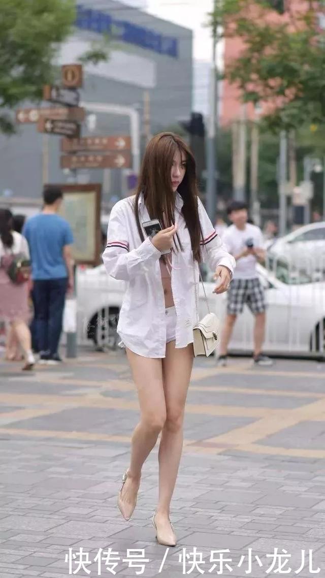  「气质」街拍：美女搭配一双高跟鞋，给人一丝性感的气息和优雅的气质