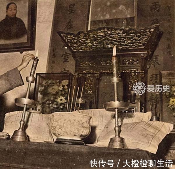  『焚烧纸钱』民国时清明扫墓的上色彩照：趴在亲人坟头哭诉 割舍不了的思念