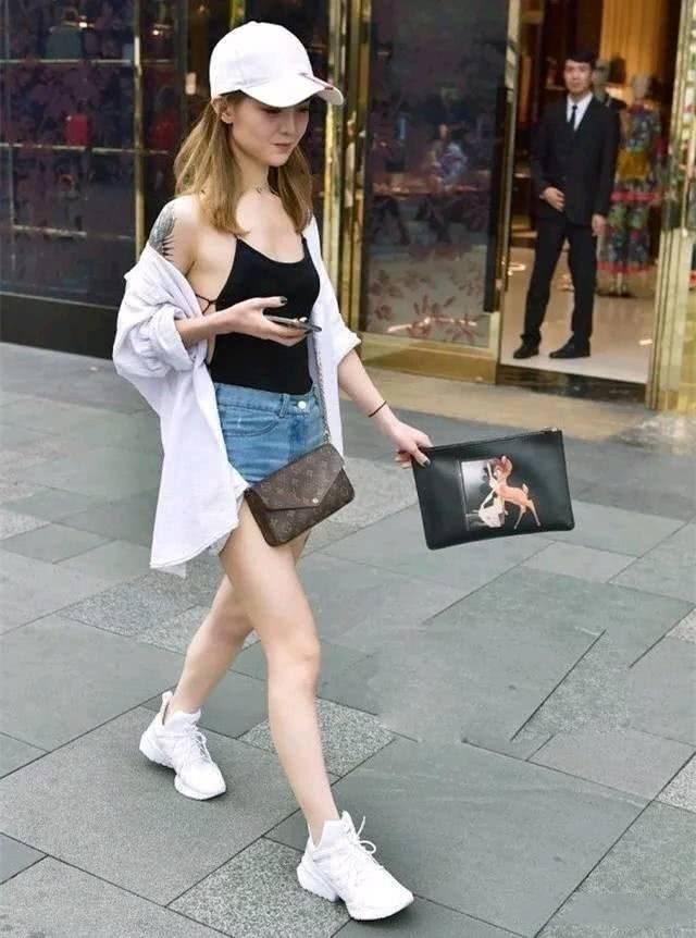 街拍：小姐姐穿着有种朦胧一抹小性感的感觉，显得十分青春靓丽