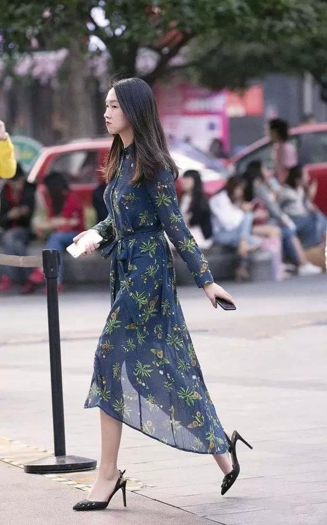  [性感]女生搭配高跟鞋出街，让浪漫也变得性感