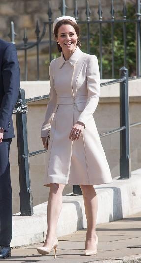 凯特王妃的手包是为了避免握手，戴安娜王妃有何作用好机智