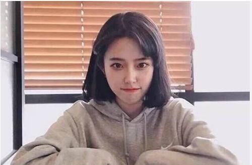  『中短直发发型』聪明妹纸选择剪齐肩发，留储能量，又不失时髦