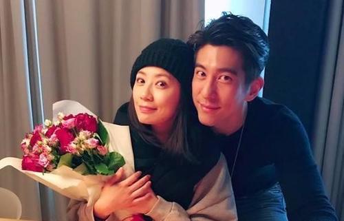 继赵丽颖怀孕后,又一男星晒妻子大肚照, 猪宝宝