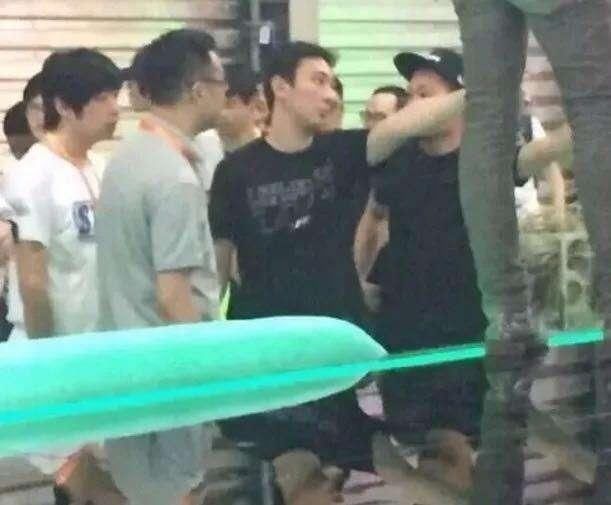 王思聪国外发飙当街打女人，真相流出，网友：除了拼爹你还会啥