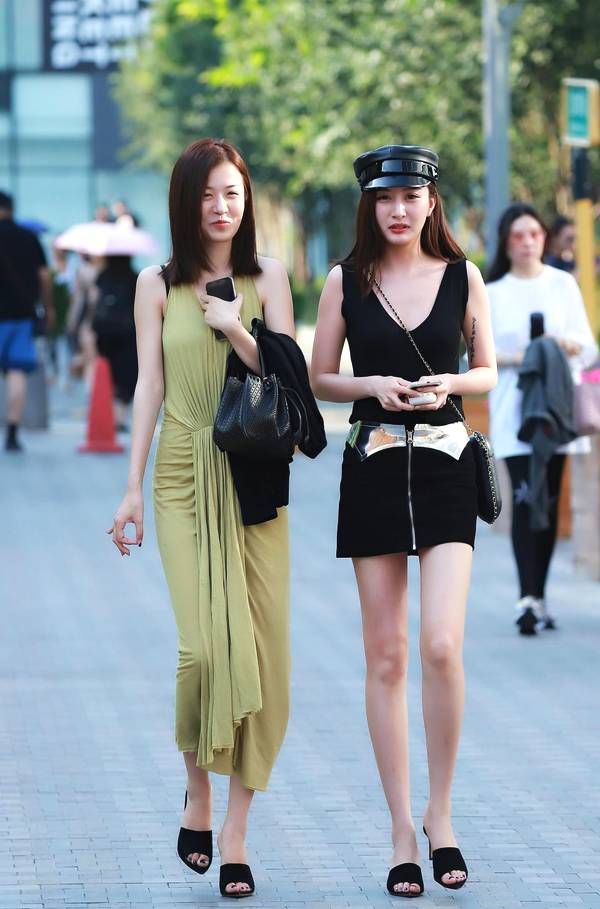 街拍 相同的衣服穿在图1美女的身上就不一样了!