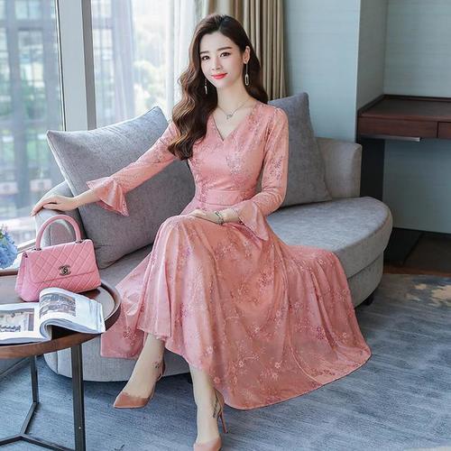 没骗你，过膝的裙子才好看！瞧下图女人这么穿，一个比一个美