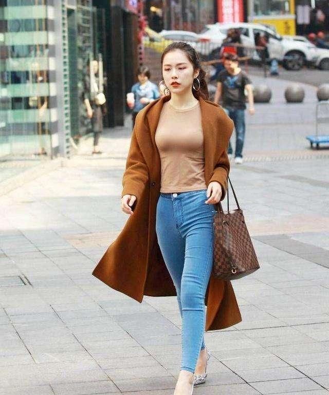 素人街拍: 身材好真是穿什么都好看, 图四是展现水蛇腰