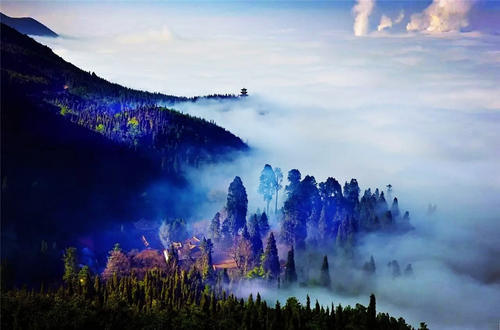 云南深山老林里藏着古院落，只有几户人家，风景优美人迹罕至