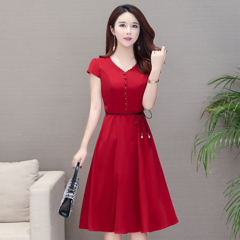 40岁女人不要穿的太复杂，这些简单的连衣裙，成熟稳重有女人味