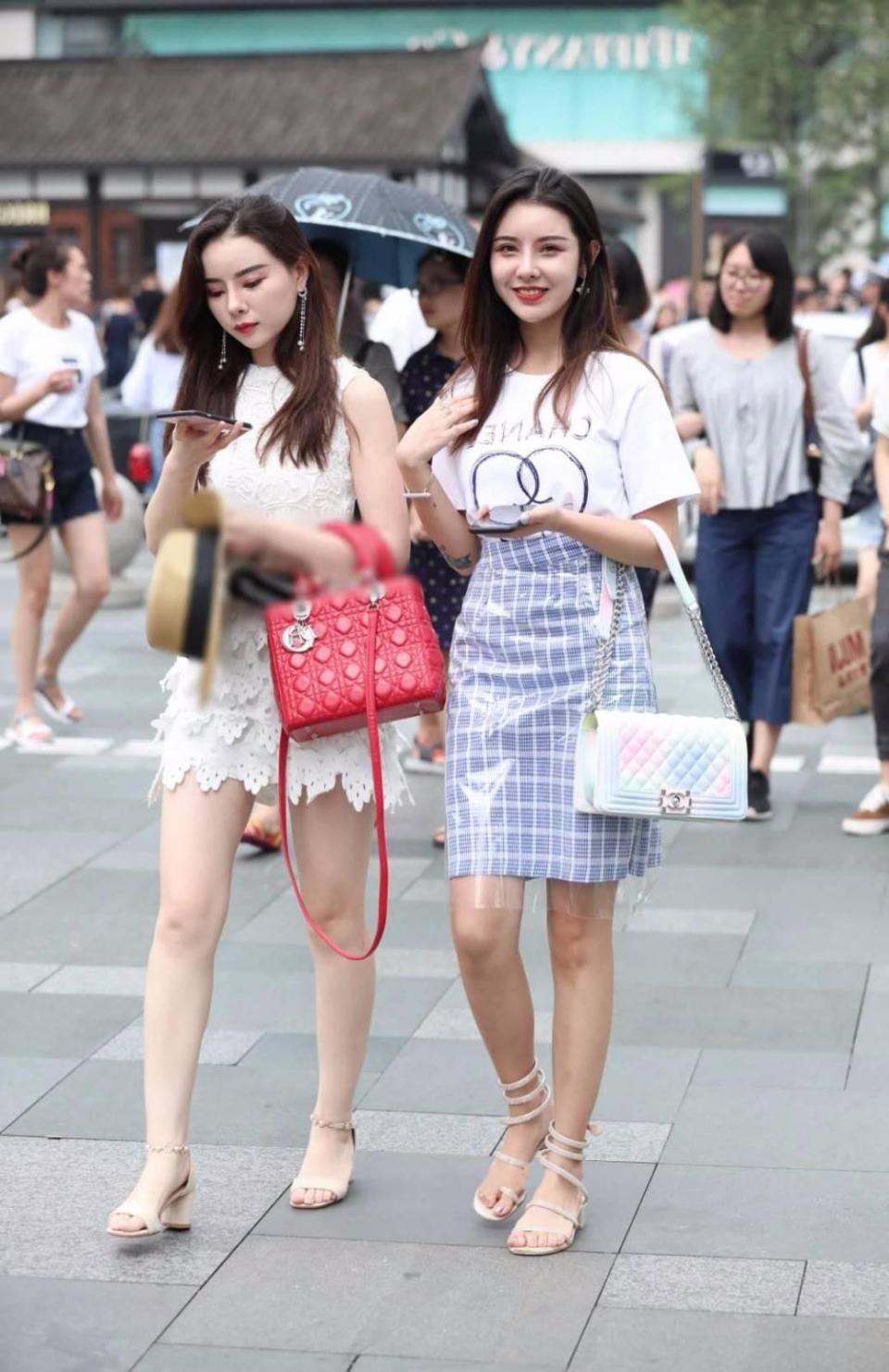 街拍:两个小姐姐身材高挑,气质不错,衣着打扮也非常时尚。