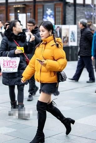 『个性』路人街拍,小姐姐白色T恤搭配灰色打底裤,脚踩人字拖,很有个性