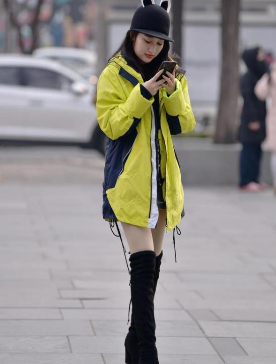  「风范」街拍：气质高雅的美女，一件白色上衣配红色短裙，时尚达人风范