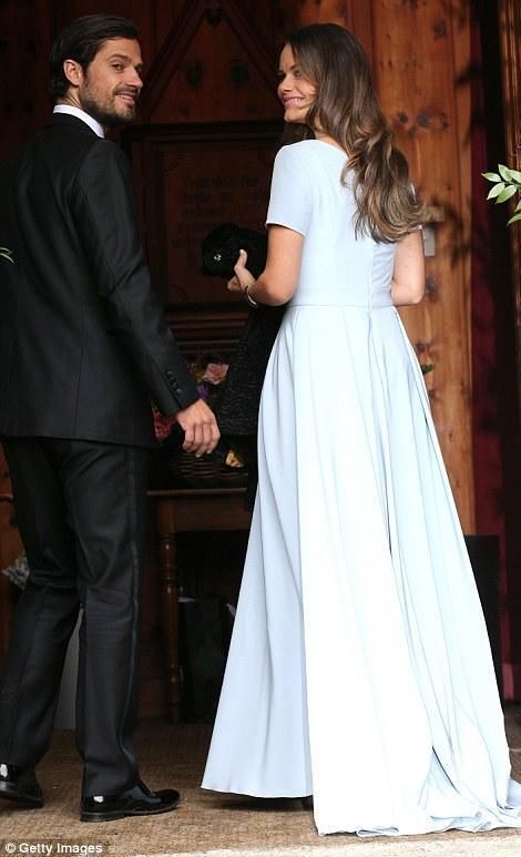 德国王子浪漫婚礼，王室名流齐聚，新娘一字肩婚纱太美，堪比梅根