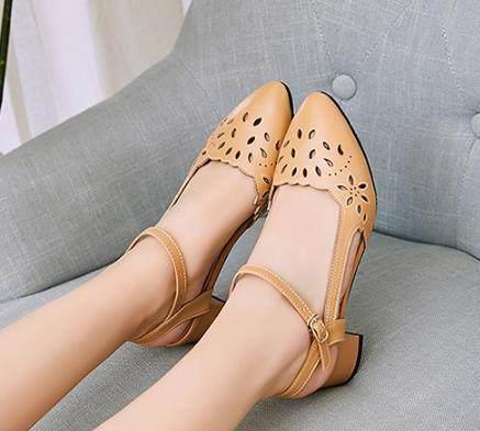 女人在夏天要有一双时尚又凉快的鞋子，你们说对吗？