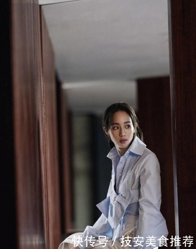 『蓝色』张钧甯168cm身材好惊艳!蓝色衬衫配开叉阔腿裤,110cm长腿好抢镜