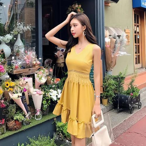 别让懒散束缚品味,名媛连衣裙展现街头百态,这个盛夏要你好看