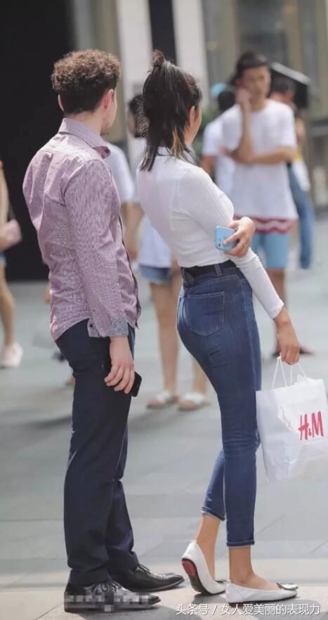 紧身牛仔裤搭配紧身衣，玲珑有致的身材会让你非常的喜欢