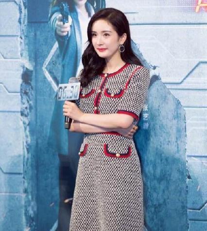 杨幂撞衫凯特王妃同一件衣服, 却穿出两种截然不同的风格