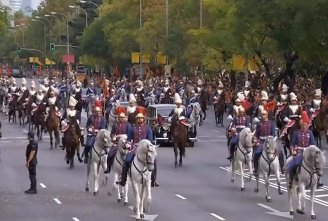 西班牙国王深情款款,低头看妻子爱如初恋,再看