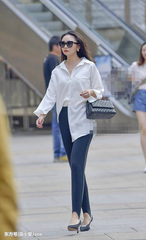 小姐姐们穿舒服的打底裤去逛街够迷人，比露腿出镜都加分