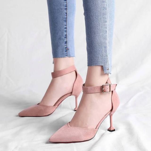 细跟的高跟鞋，平添妩媚气质，撩人十足