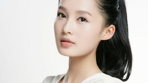 保守的李沁居然在发布会上这么穿，坐下来什么都被看光啦！