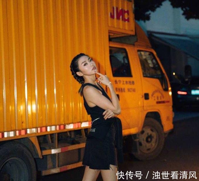 程晓玥真会玩, 穿超短裙亮相, 2万5高跟却裹了一层塑料袋!