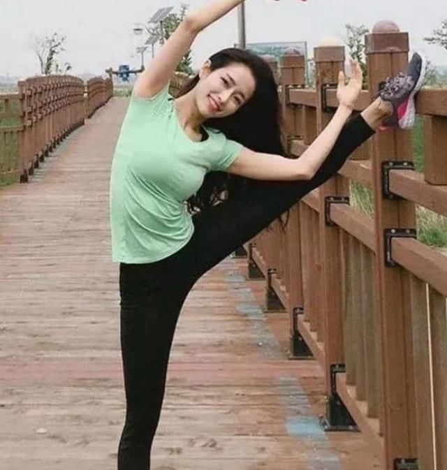  『美女』街拍：完美性感的紧身打底裤美女，身材凹凸有致，大秀完美身姿