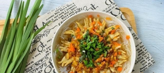  把蛏子■春天，这菜要常吃，蒸一蒸味道特鲜美，营养大脑，全家人受益