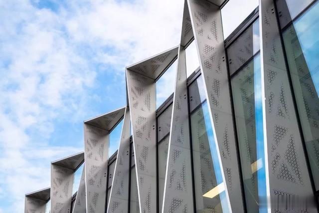  [建筑]国外科技园：立面结合被动式设计，用“硅”铝翅片，节省25%能源